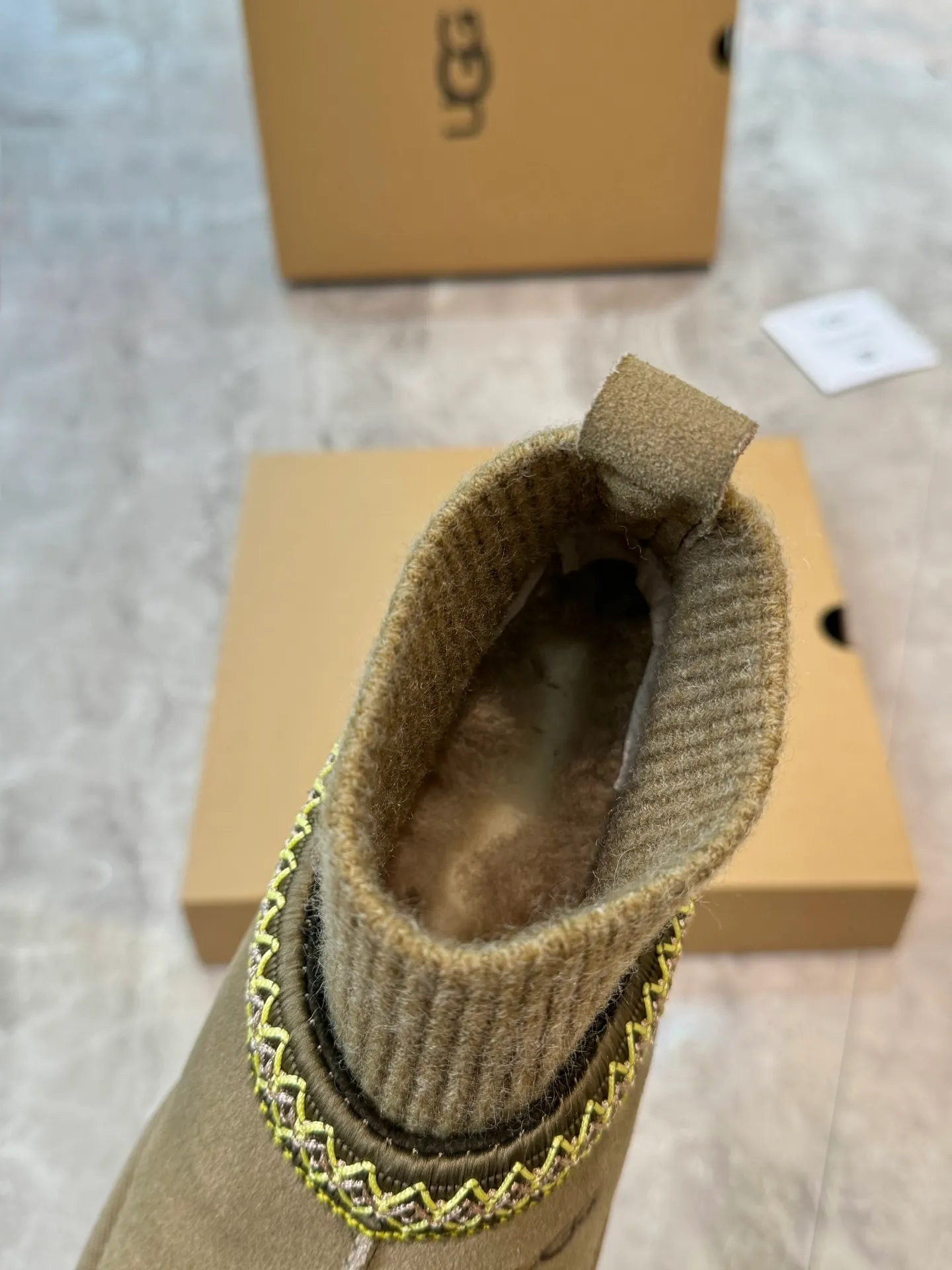 Self-pickup 💰520 New snow boots 1125956 Ethnic style plus sock cover, the sock cover is inserted into the wool. The surface is made of imported silk cow suede, and the inner part is made of Longfeng fur. Foam outsole has light anti-slip characteristics. Four colors, 35-40